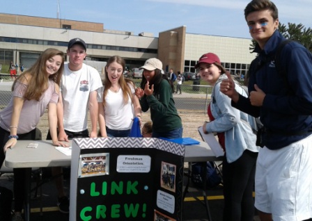 Extravaganza17 link crew sign up table